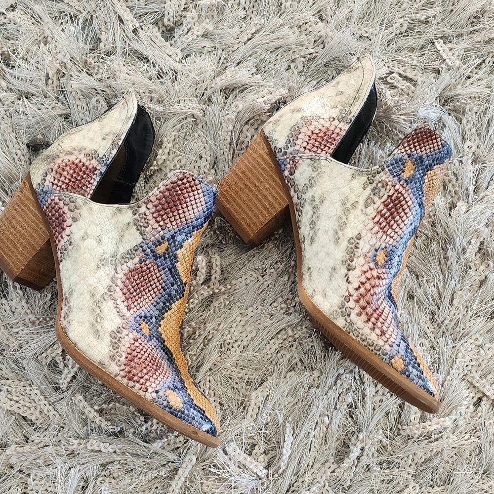 Blondo size 10 snakeskin look booties